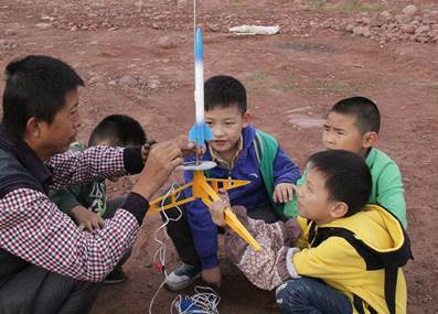 孩子們在認真學習火箭發射知識.jpg