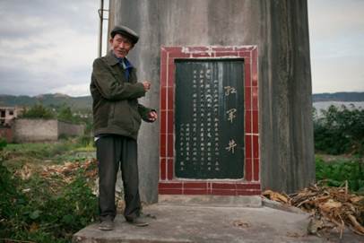84歲的邊仕光老人講起紅軍的故事聲音洪亮，難掩自豪之情.jpg