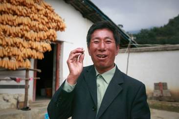 羅瓦格興奮地向記者介紹自家的養豬規劃.jpg